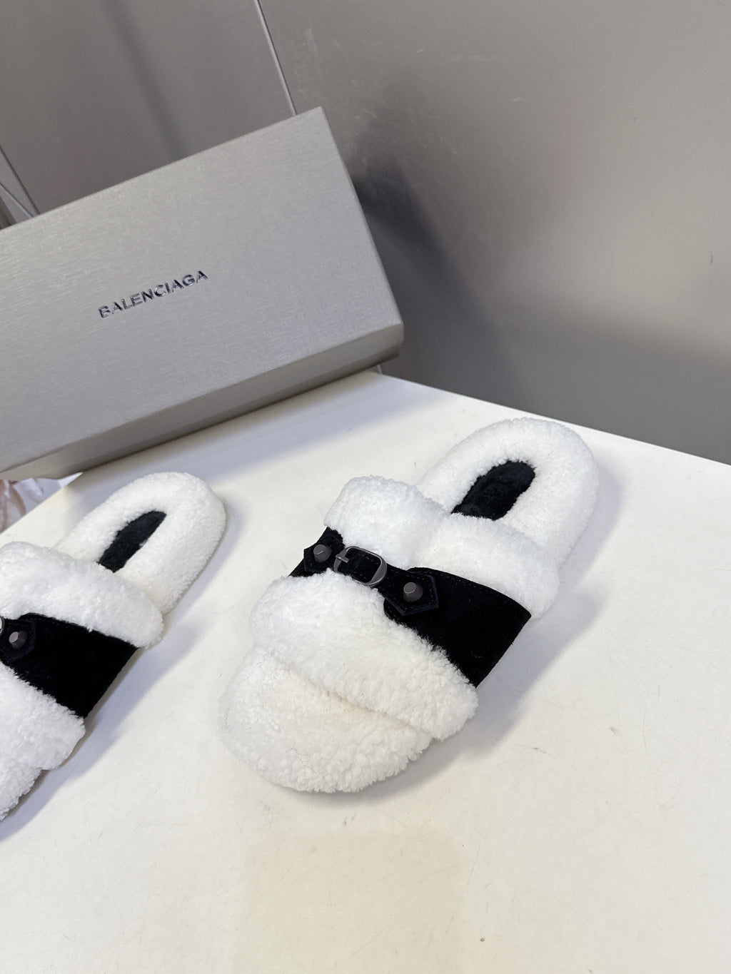 BALENCIAGA 25S SLIPPERS IN BLACK SUEDE AND WHITE WOOL