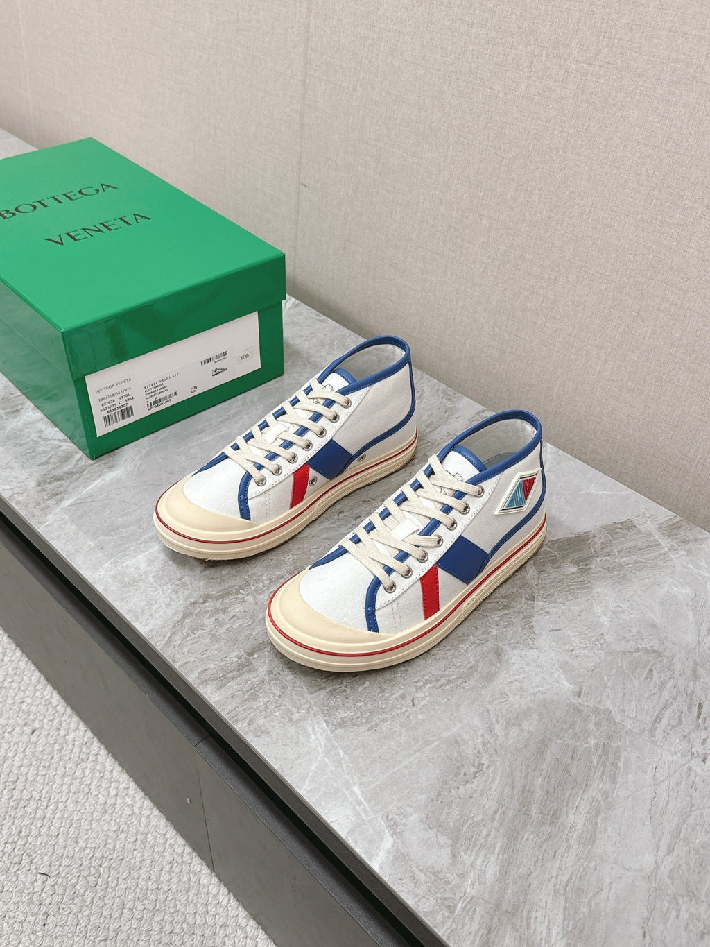 BOTTEGA VENETA ELIOT SNEAKER IN WHITE CANVAS WITH NAVY BLUE CALFSKIN