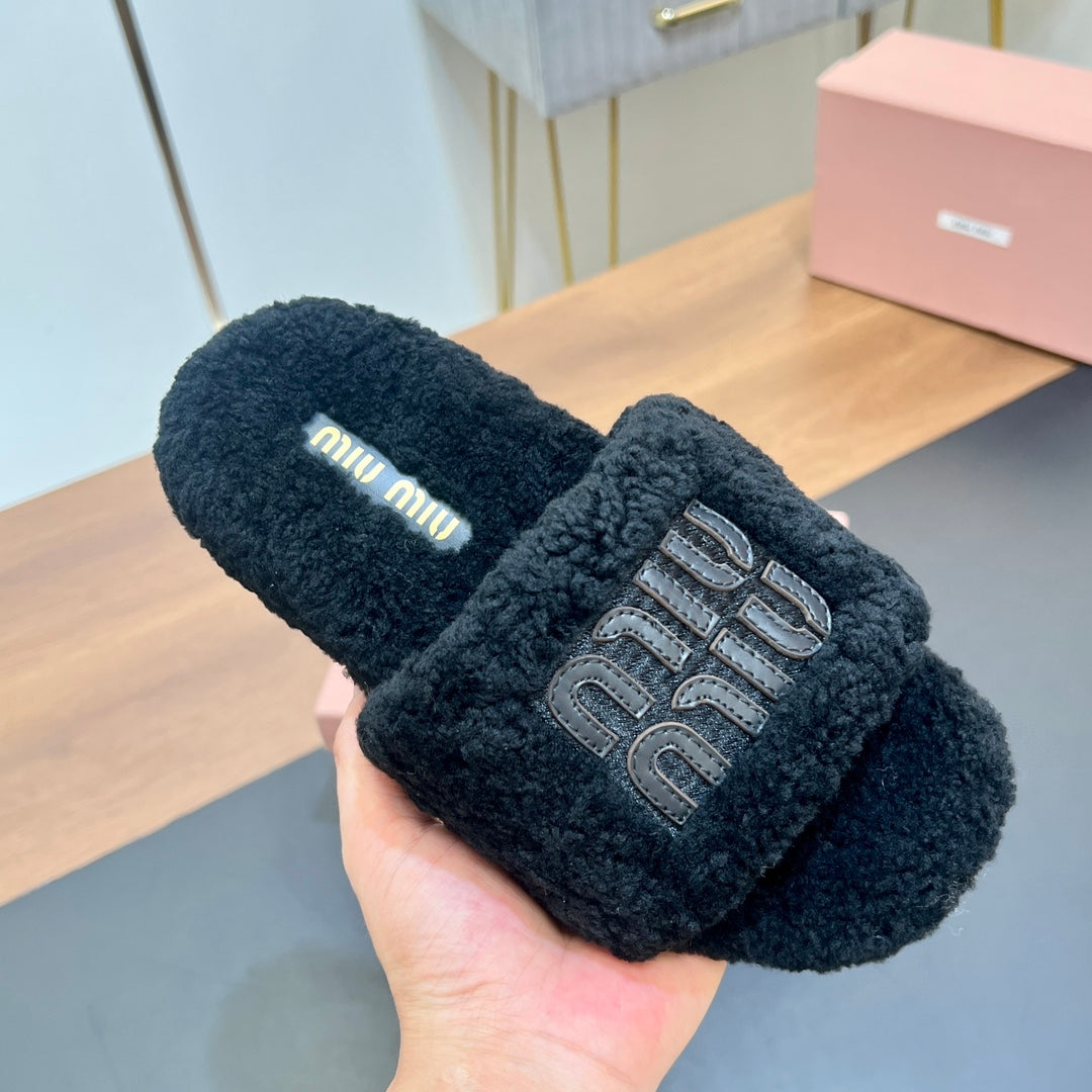 SLIPPERS IN BLACK LAMB WOOL
