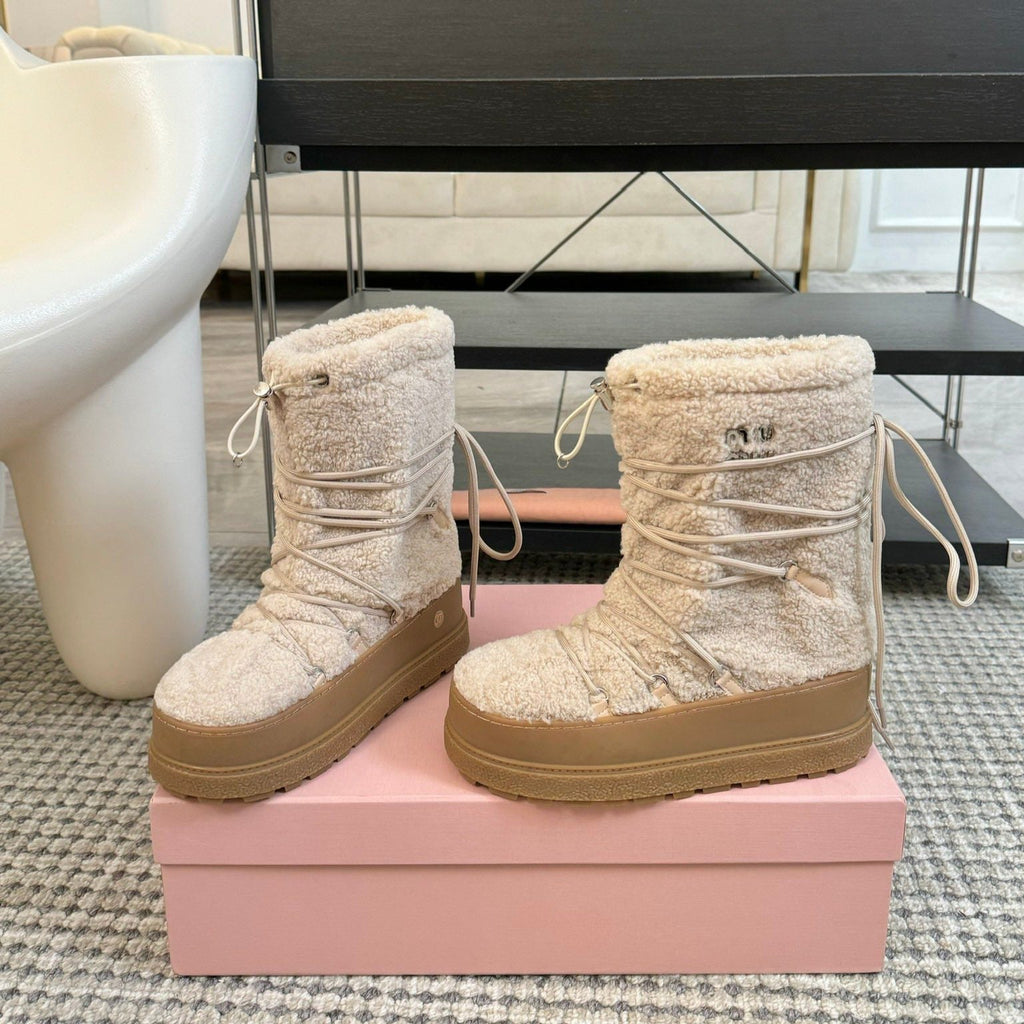 SNOW ANKLE BOOTS IN COSMIC LATTE SHEARLING
