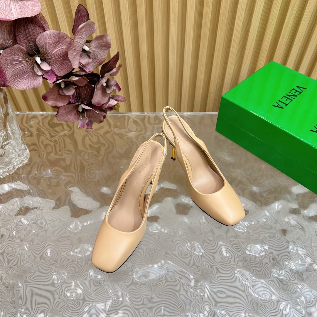 BOTTEGA VENETA KNOT PUMP 9 CM IN EGG NOGG CALFSKIN WITH GOLD FINISHED METAL HEEL