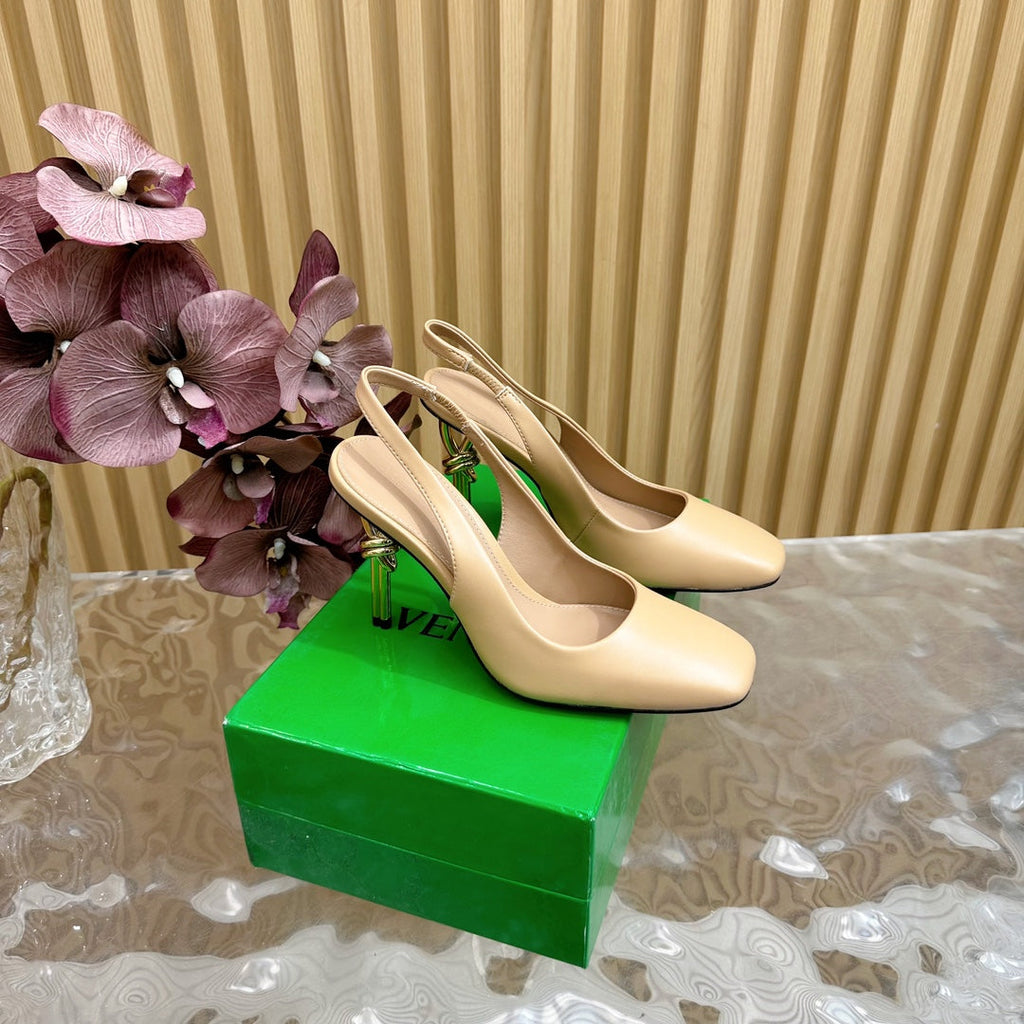 BOTTEGA VENETA KNOT PUMP 9 CM IN EGG NOGG CALFSKIN WITH GOLD FINISHED METAL HEEL