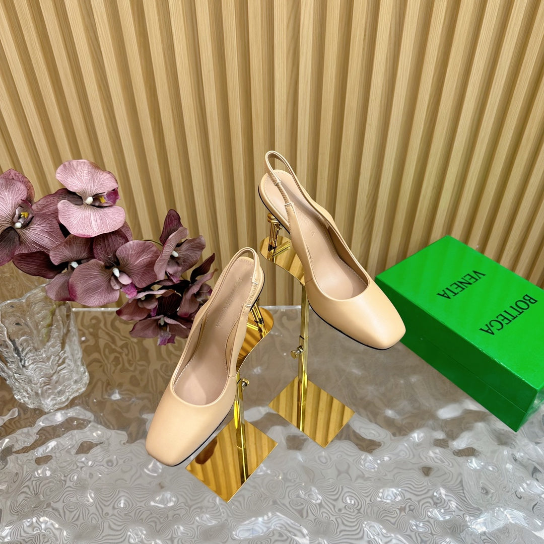 BOTTEGA VENETA KNOT PUMP 9 CM IN EGG NOGG CALFSKIN WITH GOLD FINISHED METAL HEEL
