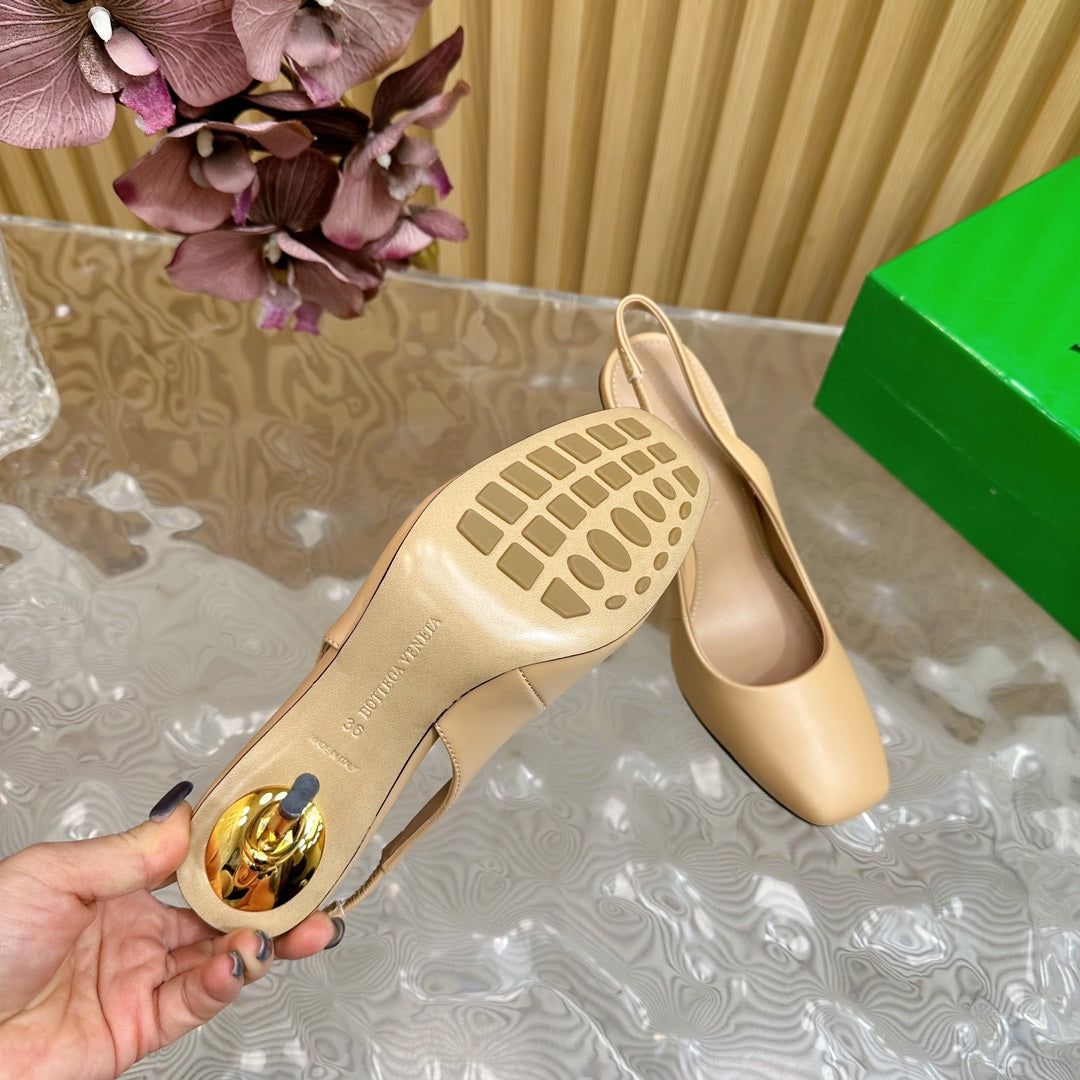BOTTEGA VENETA KNOT PUMP 9 CM IN EGG NOGG CALFSKIN WITH GOLD FINISHED METAL HEEL