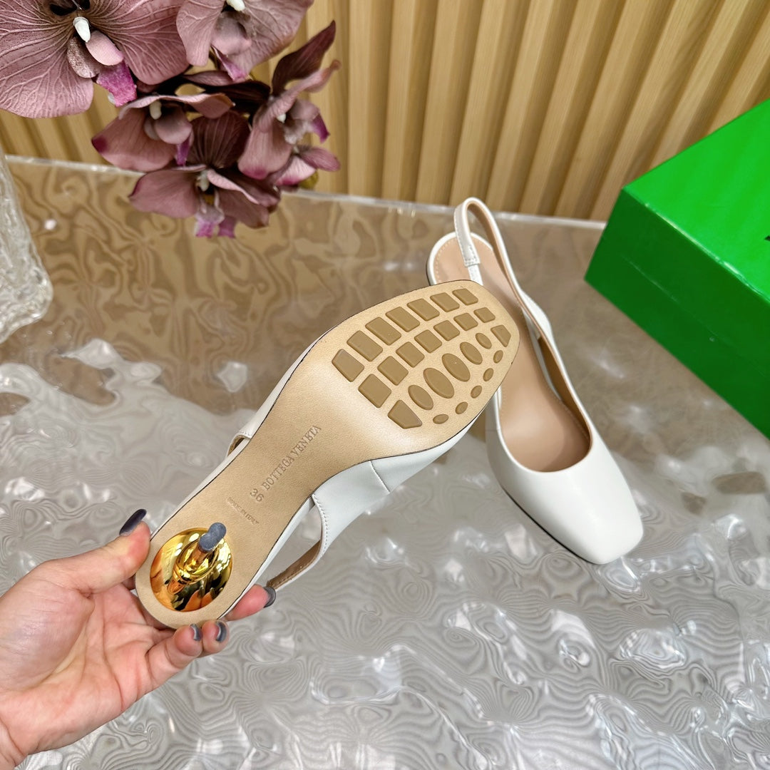 BOTTEGA VENETA KNOT PUMP 9 CM IN WHITE CALFSKIN WITH GOLD FINISHED METAL HEEL