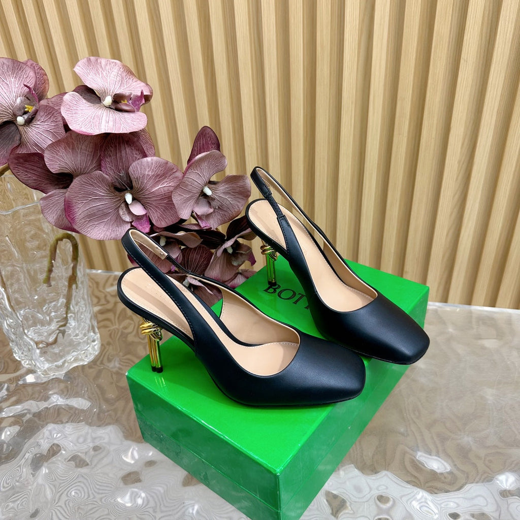 BOTTEGA VENETA KNOT PUMP 9 CM IN BLACK CALFSKIN WITH GOLD FINISHED METAL HEEL