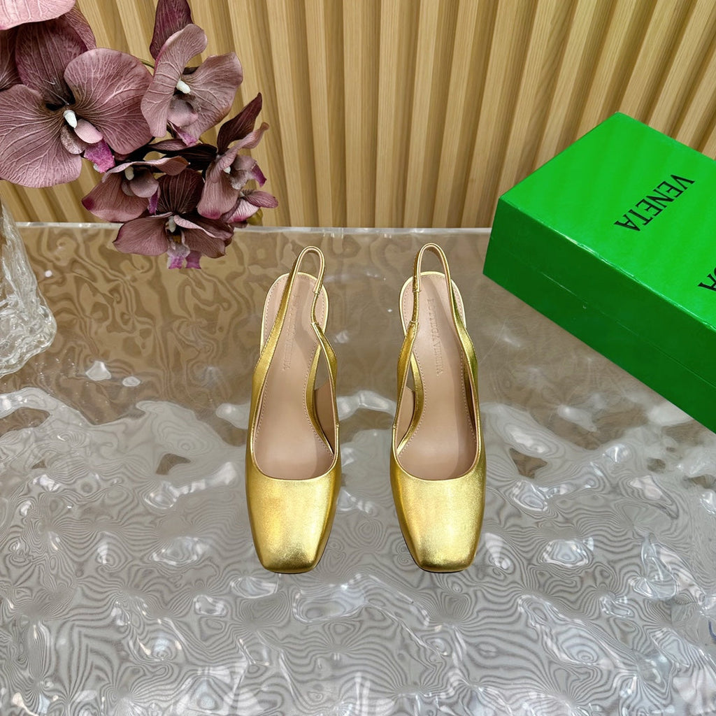 BOTTEGA VENETA KNOT PUMP 9 CM IN GOLD CALFSKIN WITH GOLD FINISHED METAL HEEL