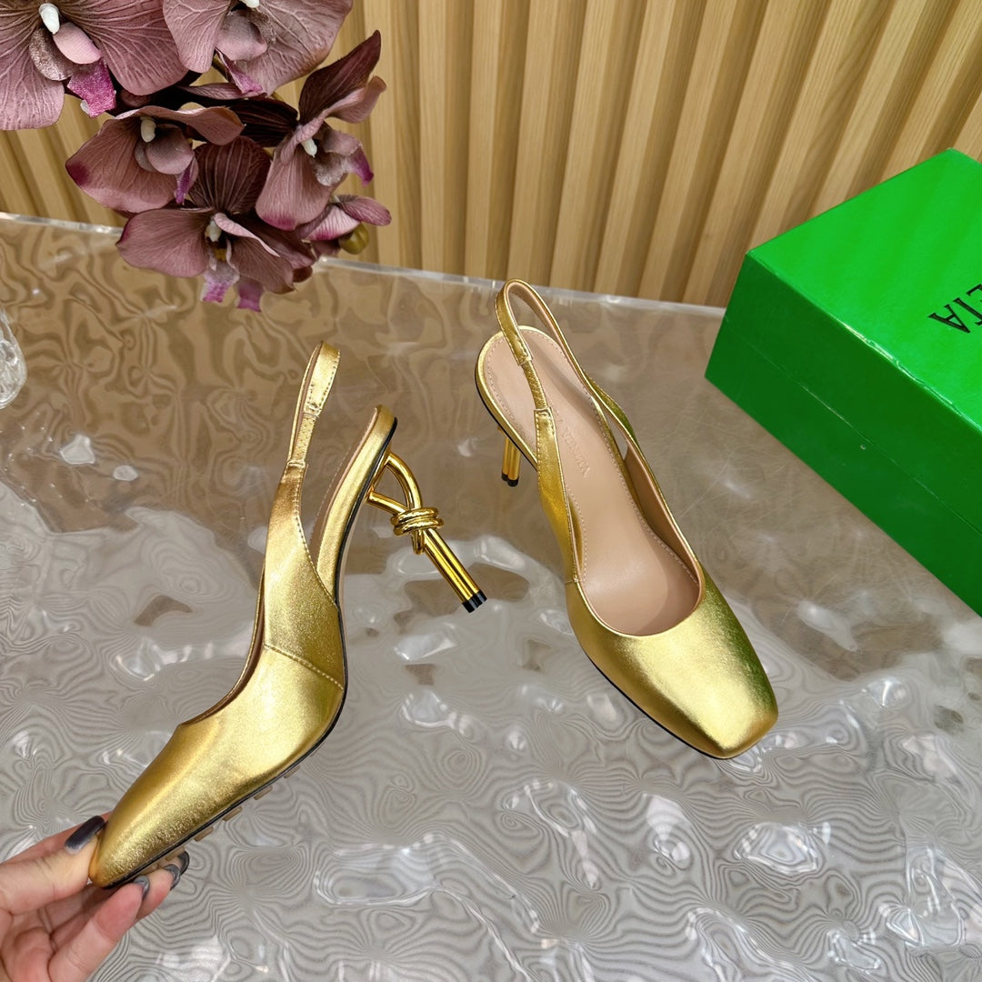 BOTTEGA VENETA KNOT PUMP 9 CM IN GOLD CALFSKIN WITH GOLD FINISHED METAL HEEL