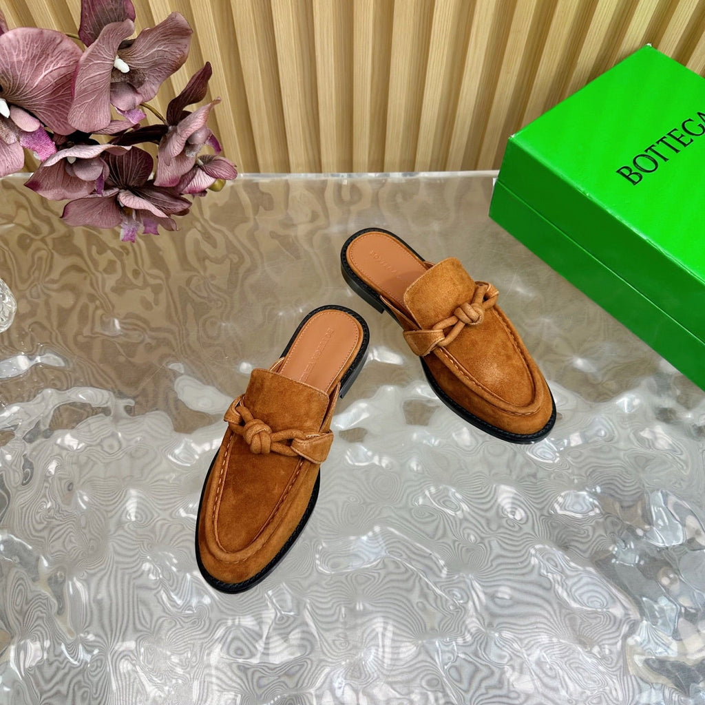 BOTTEGA VENETA OPEN-BACK LOAFER REALISED IN CINNAMON BROWN SUEDE