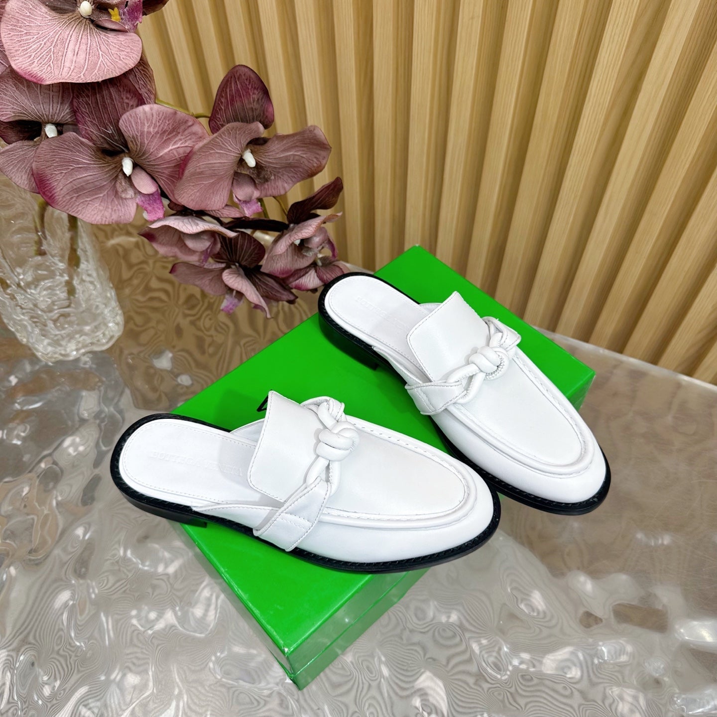 BOTTEGA VENETA OPEN-BACK LOAFER REALISED IN WHITE SOLF CALFSKIN