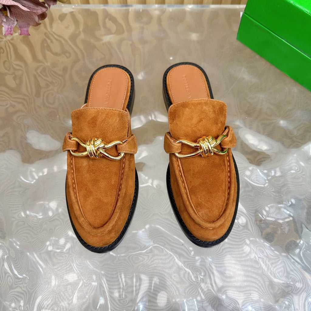 BOTTEGA VENETA OPEN-BACK LOAFER REALISED IN CINNAMON BROWN SUEDE WITH SIGNATURE METALLIC KNOT DETAIL