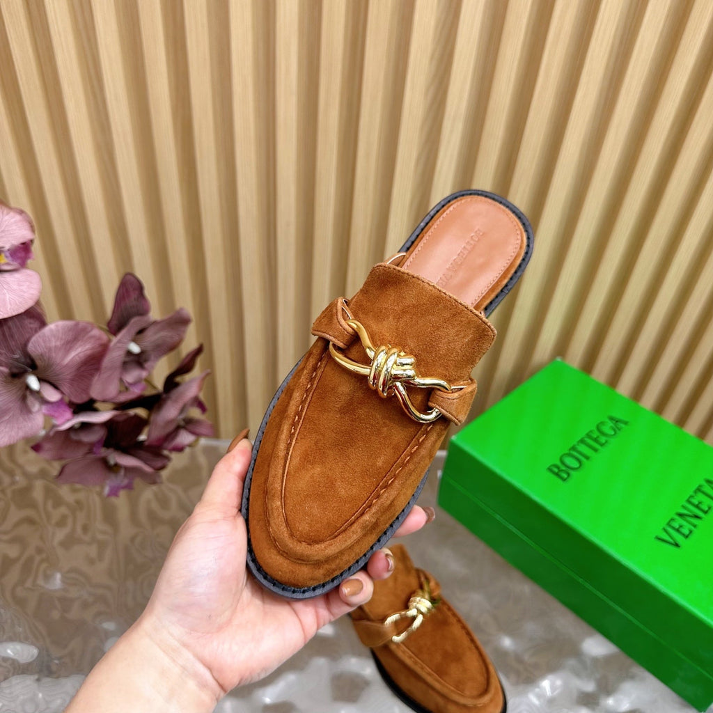 BOTTEGA VENETA OPEN-BACK LOAFER REALISED IN CINNAMON BROWN SUEDE WITH SIGNATURE METALLIC KNOT DETAIL