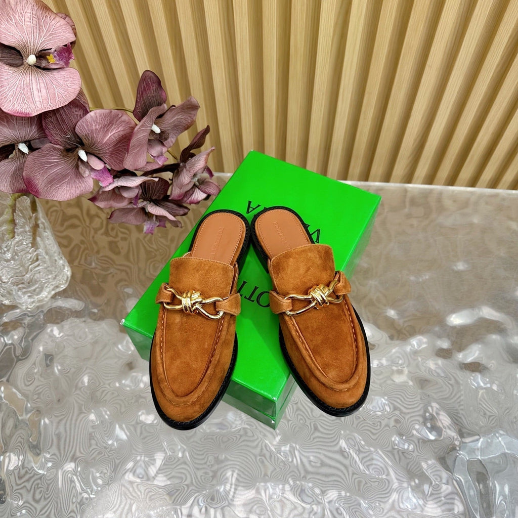 BOTTEGA VENETA OPEN-BACK LOAFER REALISED IN CINNAMON BROWN SUEDE WITH SIGNATURE METALLIC KNOT DETAIL