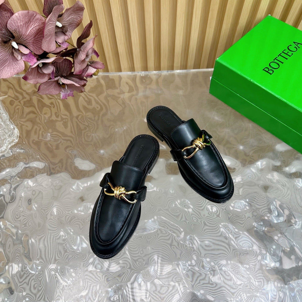 BOTTEGA VENETA OPEN-BACK LOAFER REALISED IN BLACK SOFT CALFSKIN WITH SIGNATURE METALLIC KNOT DETAIL
