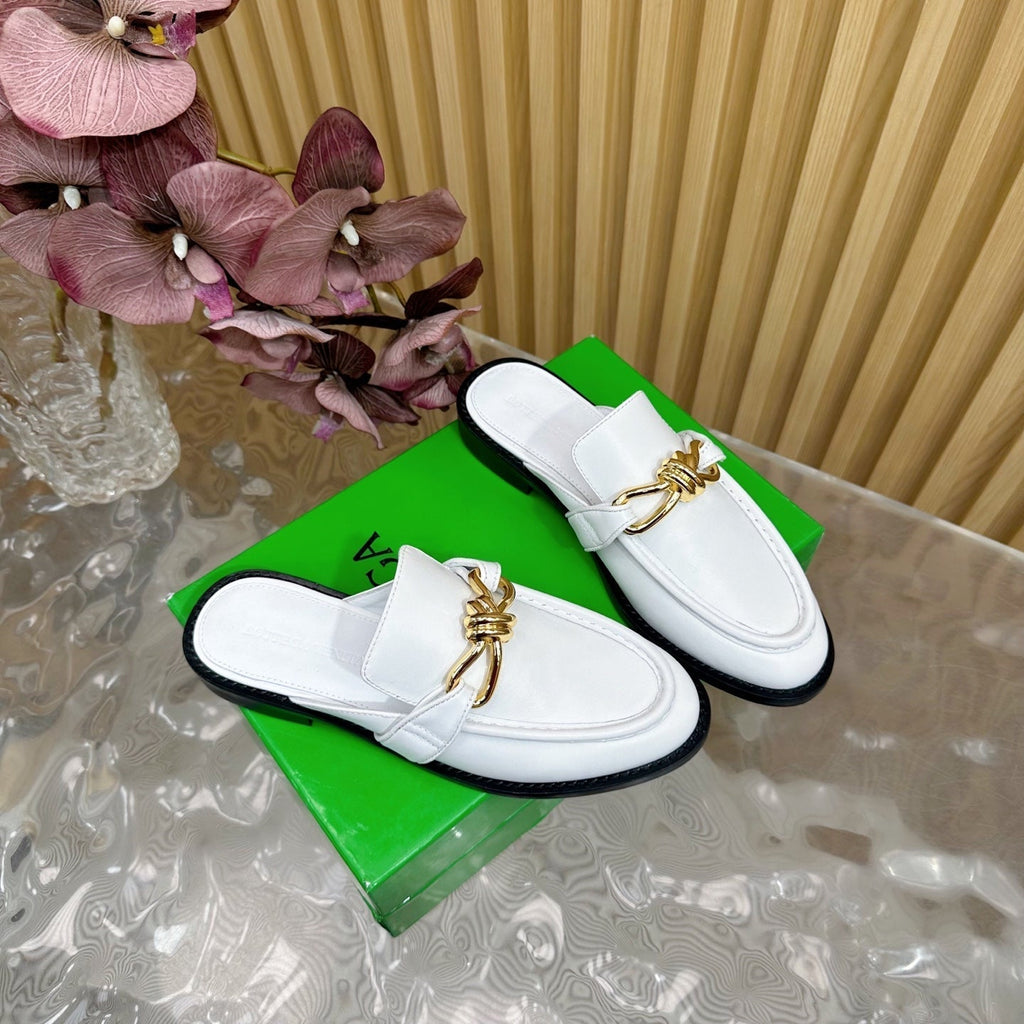 BOTTEGA VENETA OPEN-BACK LOAFER REALISED IN WHITE SOFT CALFSKIN WITH SIGNATURE METALLIC KNOT DETAIL