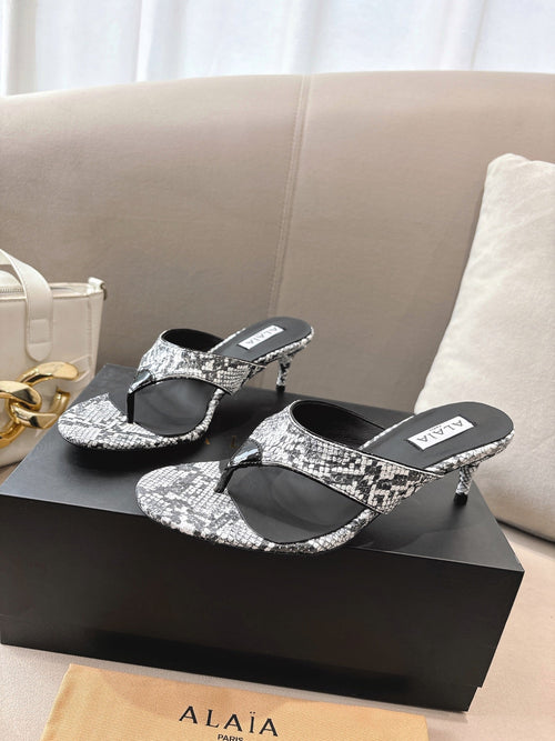 ALAIA HEELED THONG SANDALS 25S 55MM IN WHITE AND BLACK LAMBSKIN SNAKE-EMBOSSED