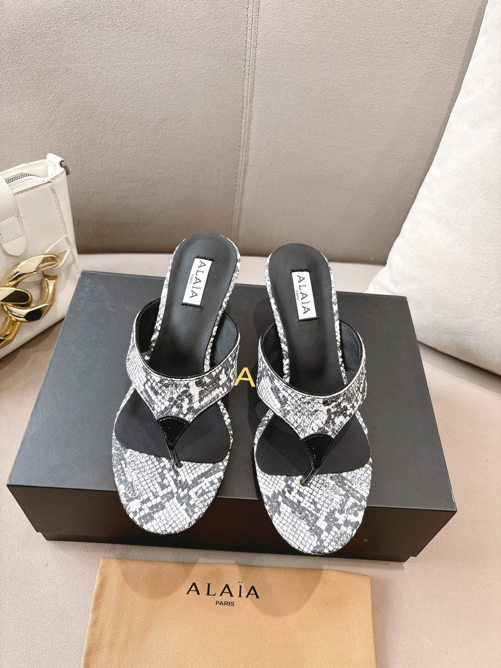 ALAIA HEELED THONG SANDALS 25S 55MM IN WHITE AND BLACK LAMBSKIN SNAKE-EMBOSSED
