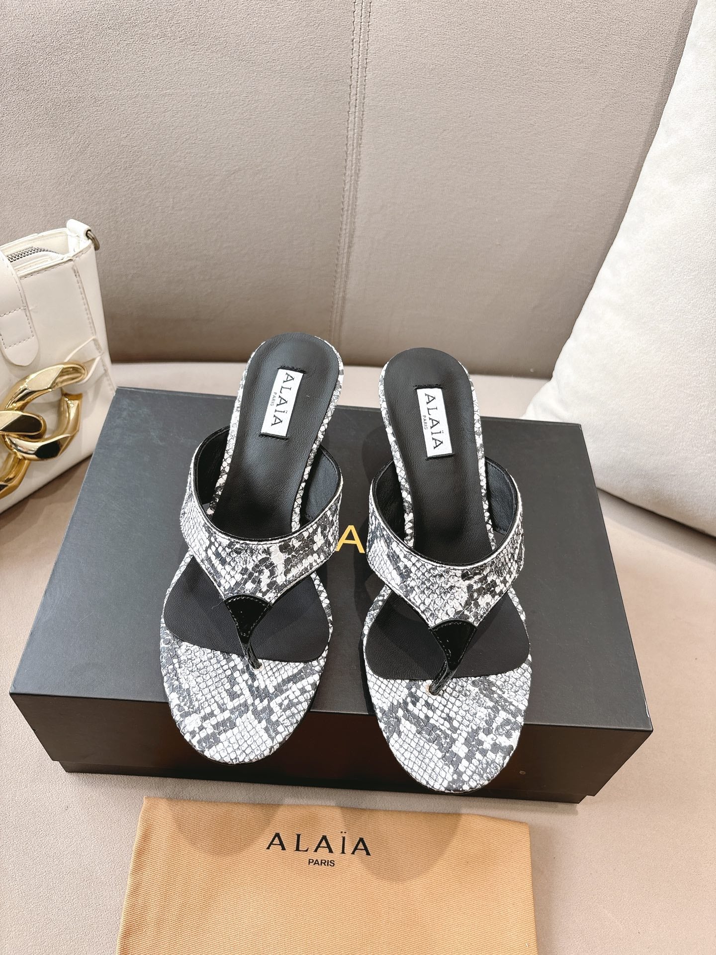 ALAIA HEELED THONG SANDALS 25S 55MM IN WHITE AND BLACK LAMBSKIN SNAKE-EMBOSSED