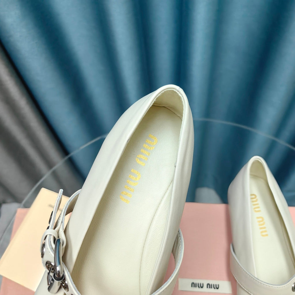 GHOST WHITE BALLET SHOES COWHIDE WITH BUTTON
