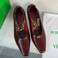 BOTTEGA VENETA SHARP CHAIN PUMP 6 CM IN MAHOGANY RED CALFSKIN