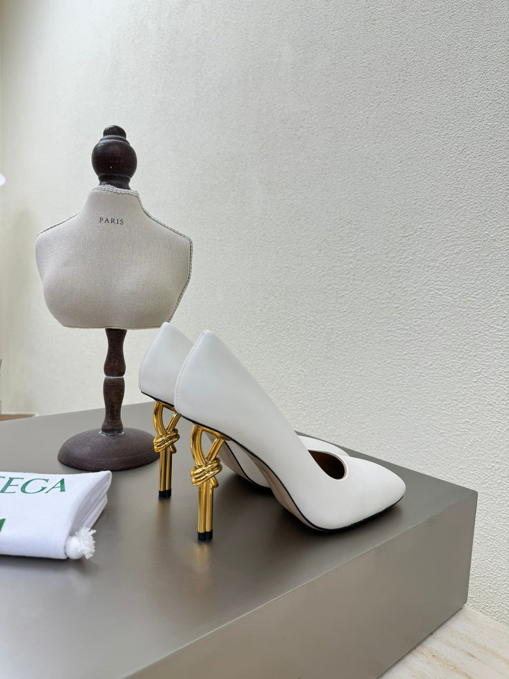 BOTTEGA VENETA KNOT HIGH PUMP IN WHITE AND GOLD METAL HEEL 9 CM