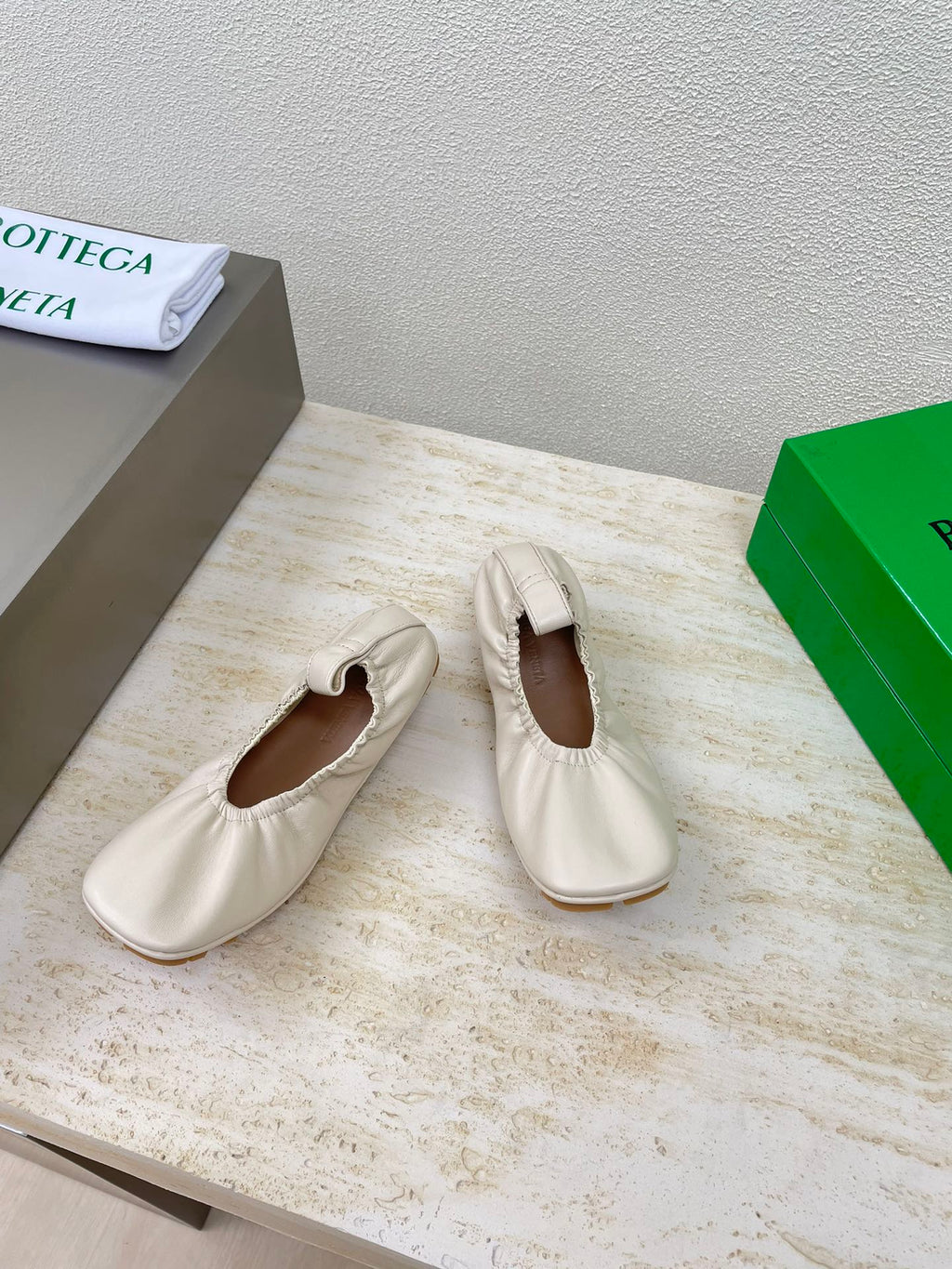 BOTTEGA VENETA ELASTIC BALLERINA FLATS IN WHITE CREAM LAMBSKIN