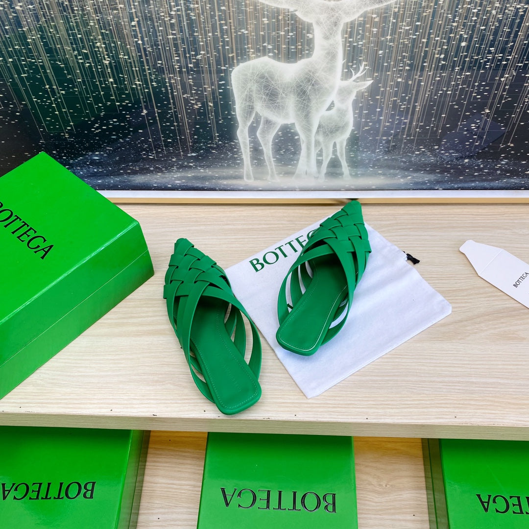 BOTTEGA VENETA ALFIE LEATHER FLAT MULES IN EMERALD GREEN PATENT CALFSKIN WITH WOVEN DESIGN