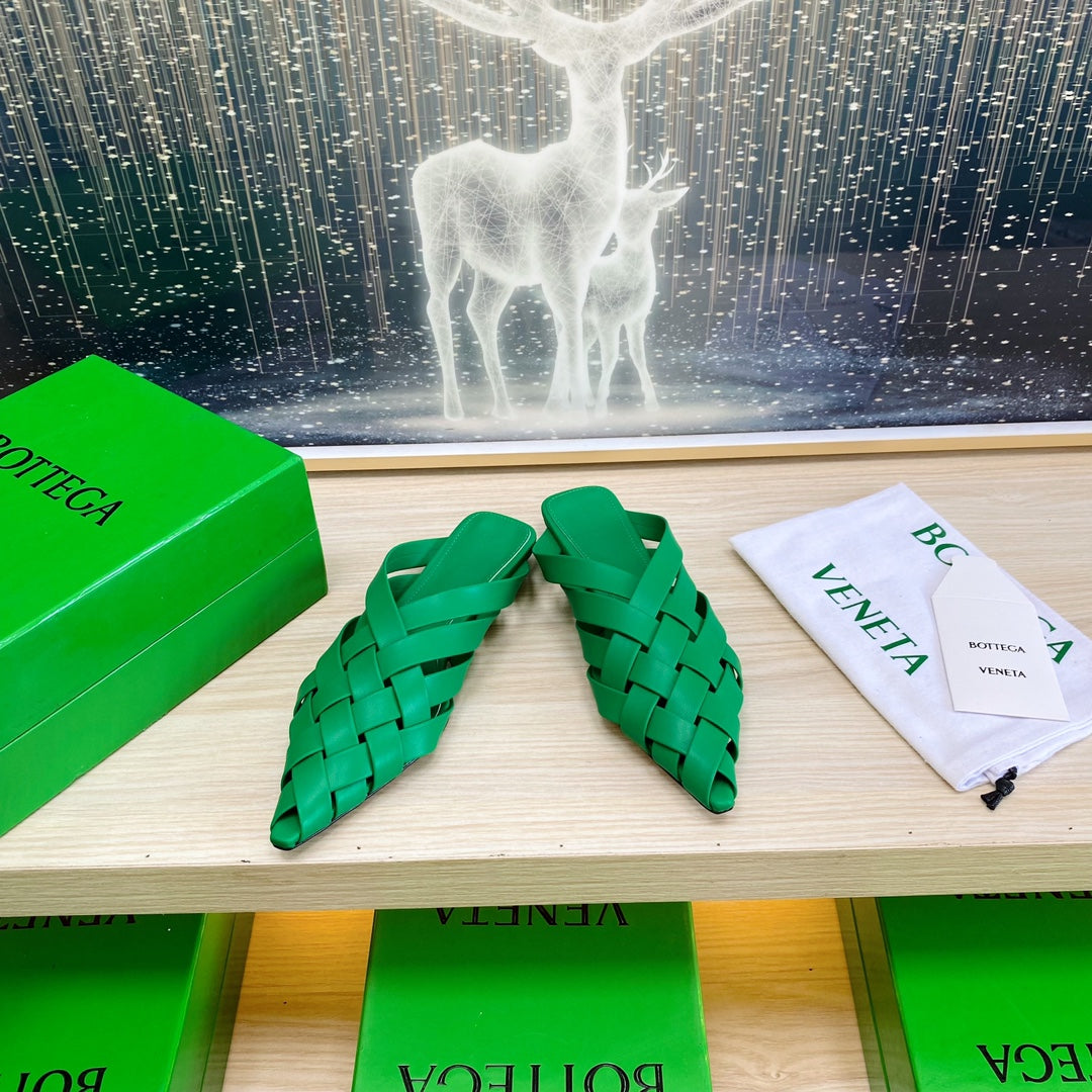 BOTTEGA VENETA ALFIE LEATHER FLAT MULES IN EMERALD GREEN PATENT CALFSKIN WITH WOVEN DESIGN