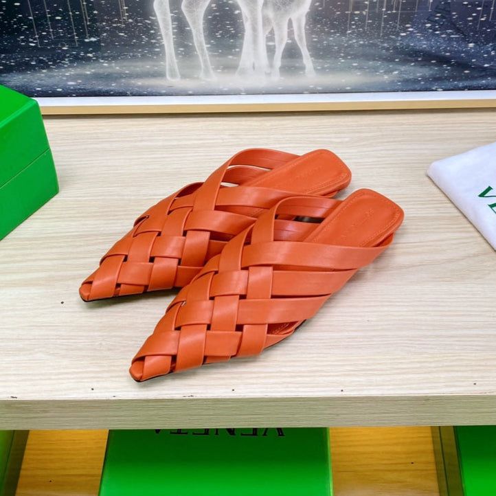 BOTTEGA VENETA ALFIE LEATHER FLAT MULES IN VIVID ORANGE PATENT CALFSKIN WITH WOVEN DESIGN