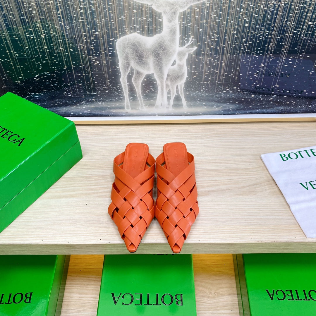 BOTTEGA VENETA ALFIE LEATHER FLAT MULES IN VIVID ORANGE PATENT CALFSKIN WITH WOVEN DESIGN