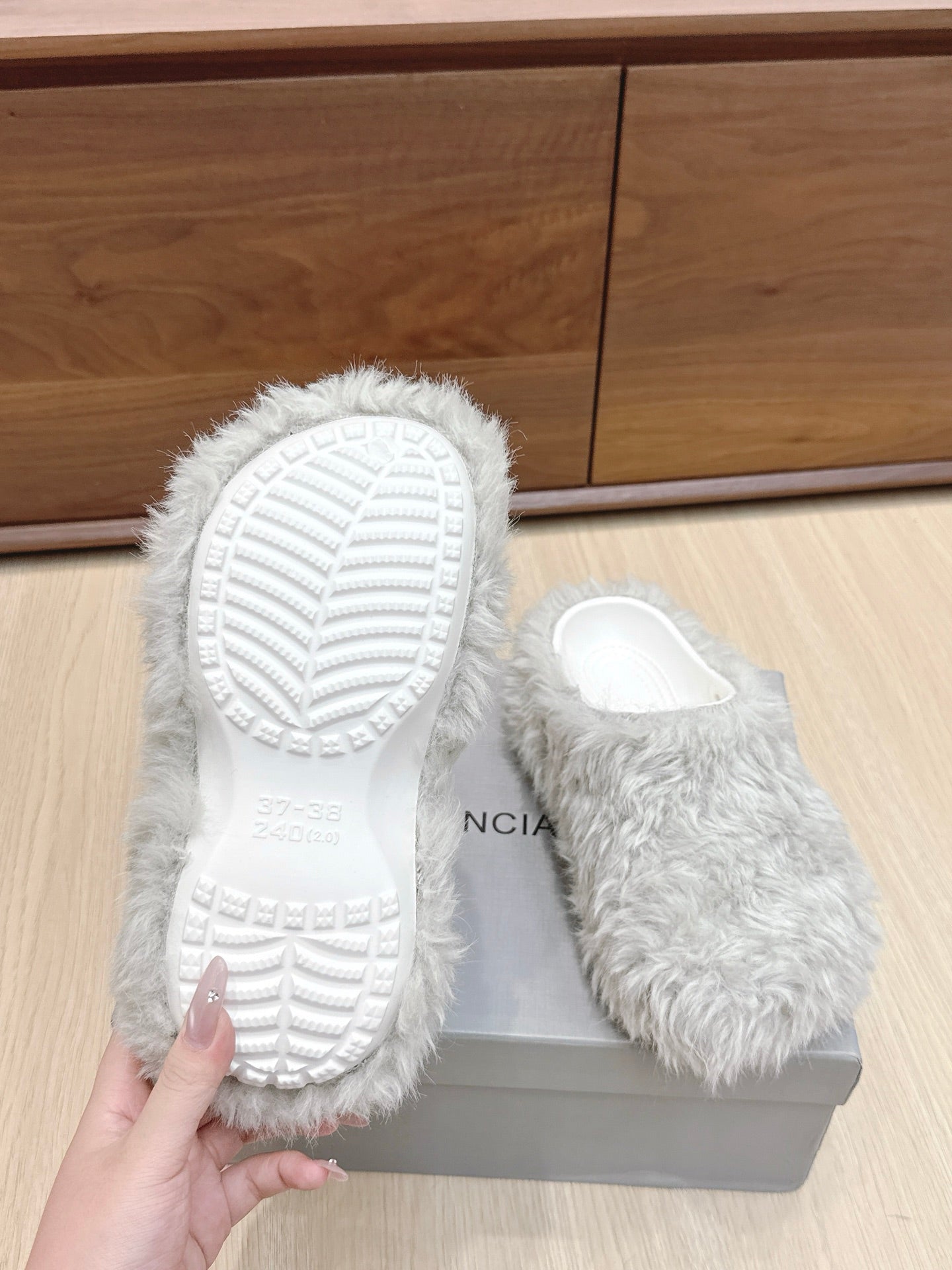 BALENCIAGA 25S MULES IN IVORY WHITE FAUX FUR