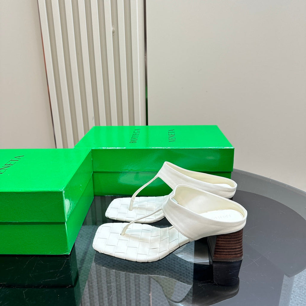 BOTTEGA VENETA MARELLA THONG IN WHITE CREAM LEATHER WITH SIGNATURE INTRECCIATO INSOLE 55 MM