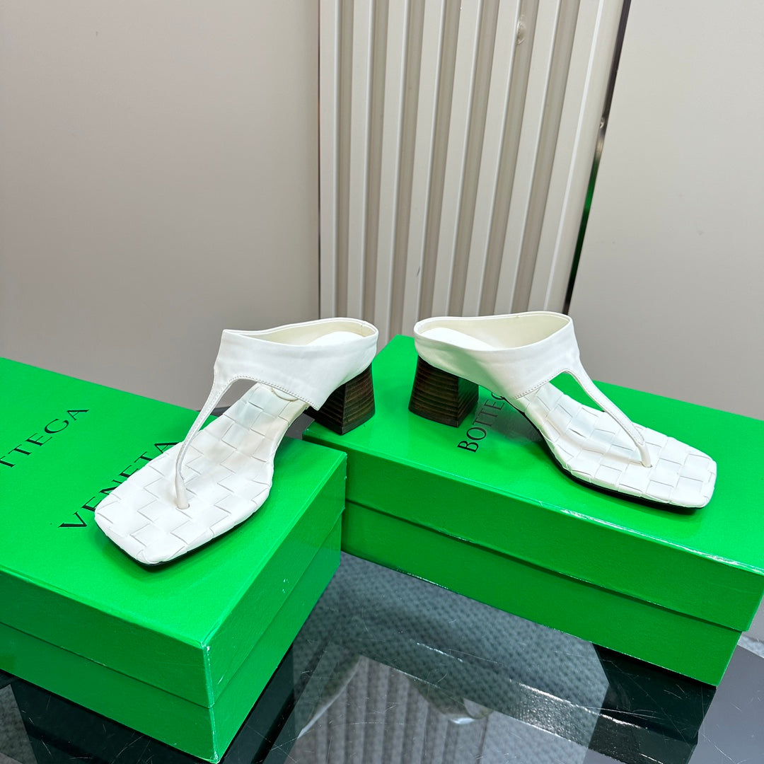 BOTTEGA VENETA MARELLA THONG IN WHITE CREAM LEATHER WITH SIGNATURE INTRECCIATO INSOLE 55 MM