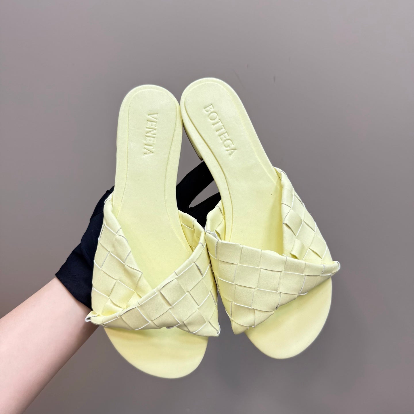 BOTTEGA VENETA BLINK FLAT MULE IN PASTEL YELLOW INTRECCIATO LEATHER