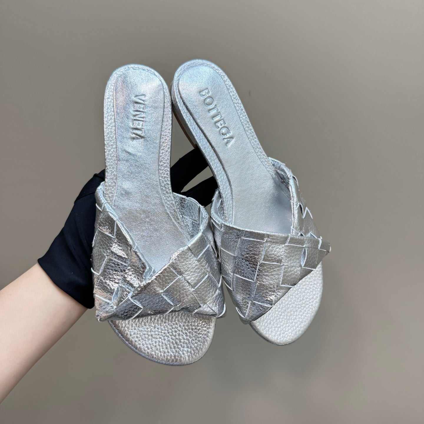 BOTTEGA VENETA BLINK FLAT MULE IN SILVER INTRECCIATO LEATHER