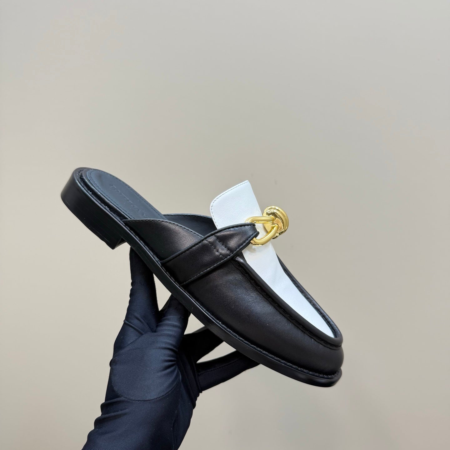 BOTTEGA VENETA ASTAIRE MULE IN WHITE MIX BLACK CALFSKIN WITH GOLD HARDWARE