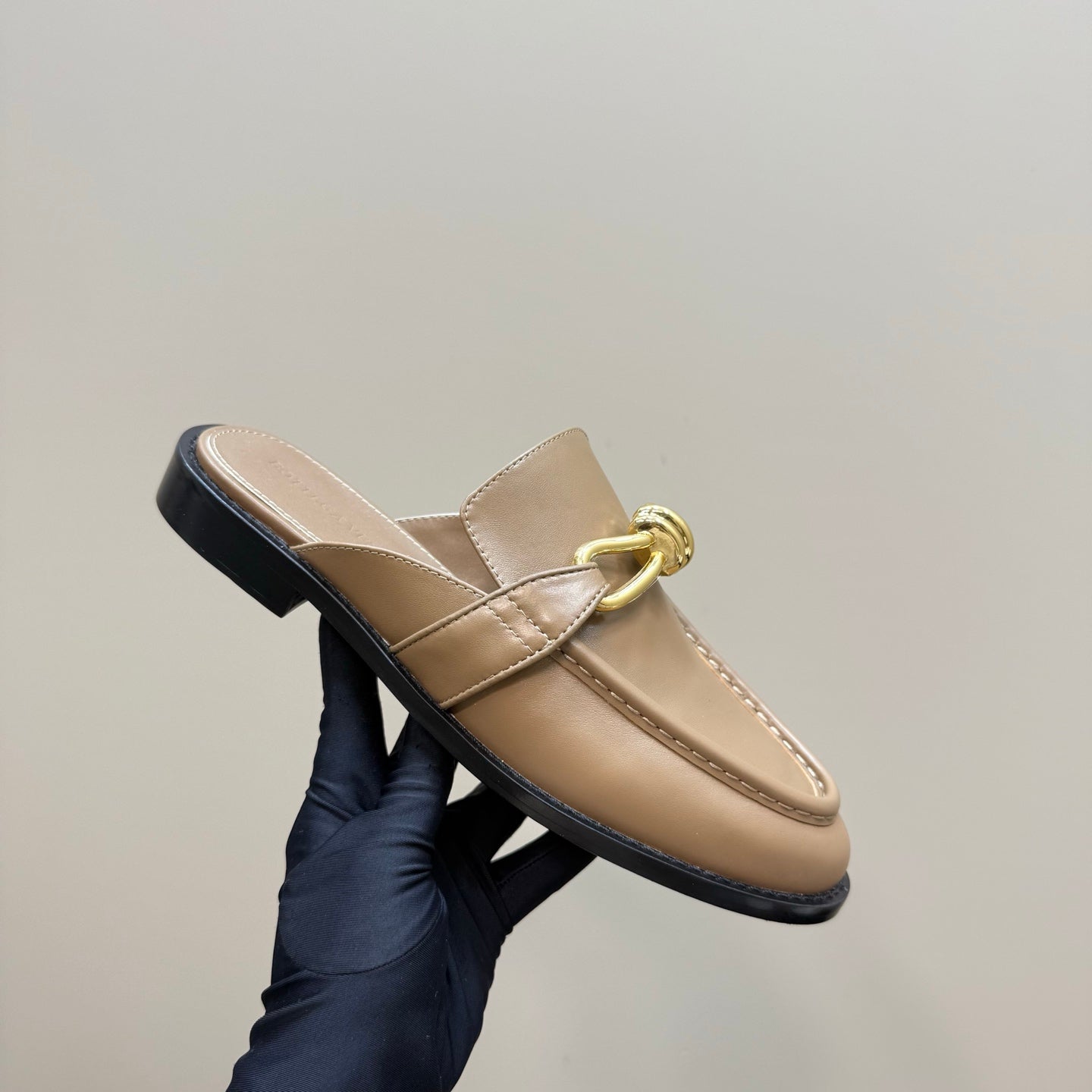 BOTTEGA VENETA ASTAIRE MULE IN LIGHT BROWN CALFSKIN WITH GOLD HARDWARE