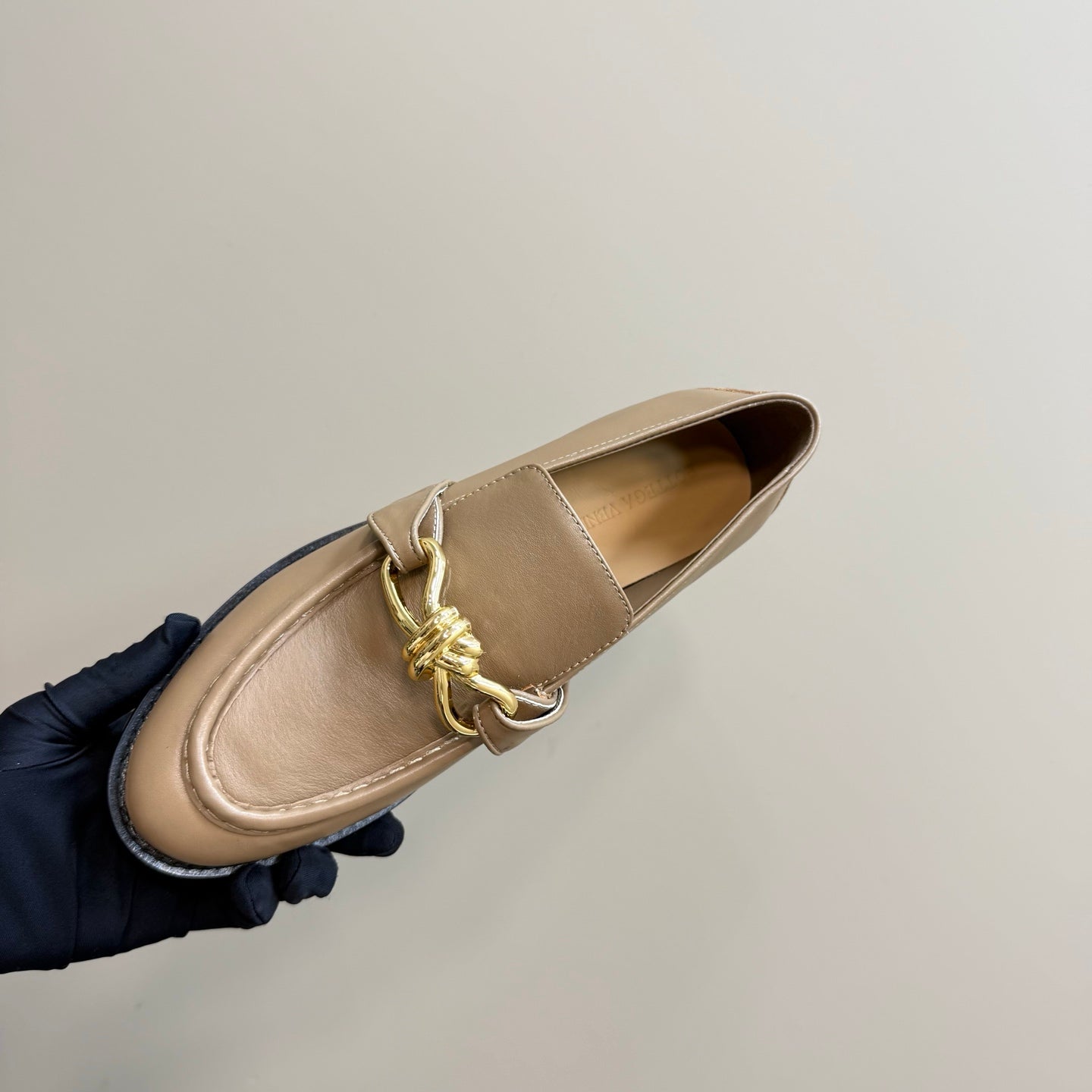 BOTTEGA VENETA ASTAIRE LOAFER IN LIGHT BROWN CALFSKIN WITH GOLD HARDWARE