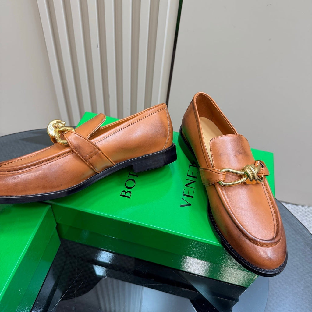 BOTTEGA VENETA ASTAIRE LOAFER IN CINNAMON BROWN CALFSKIN WITH GOLD HARDWARE