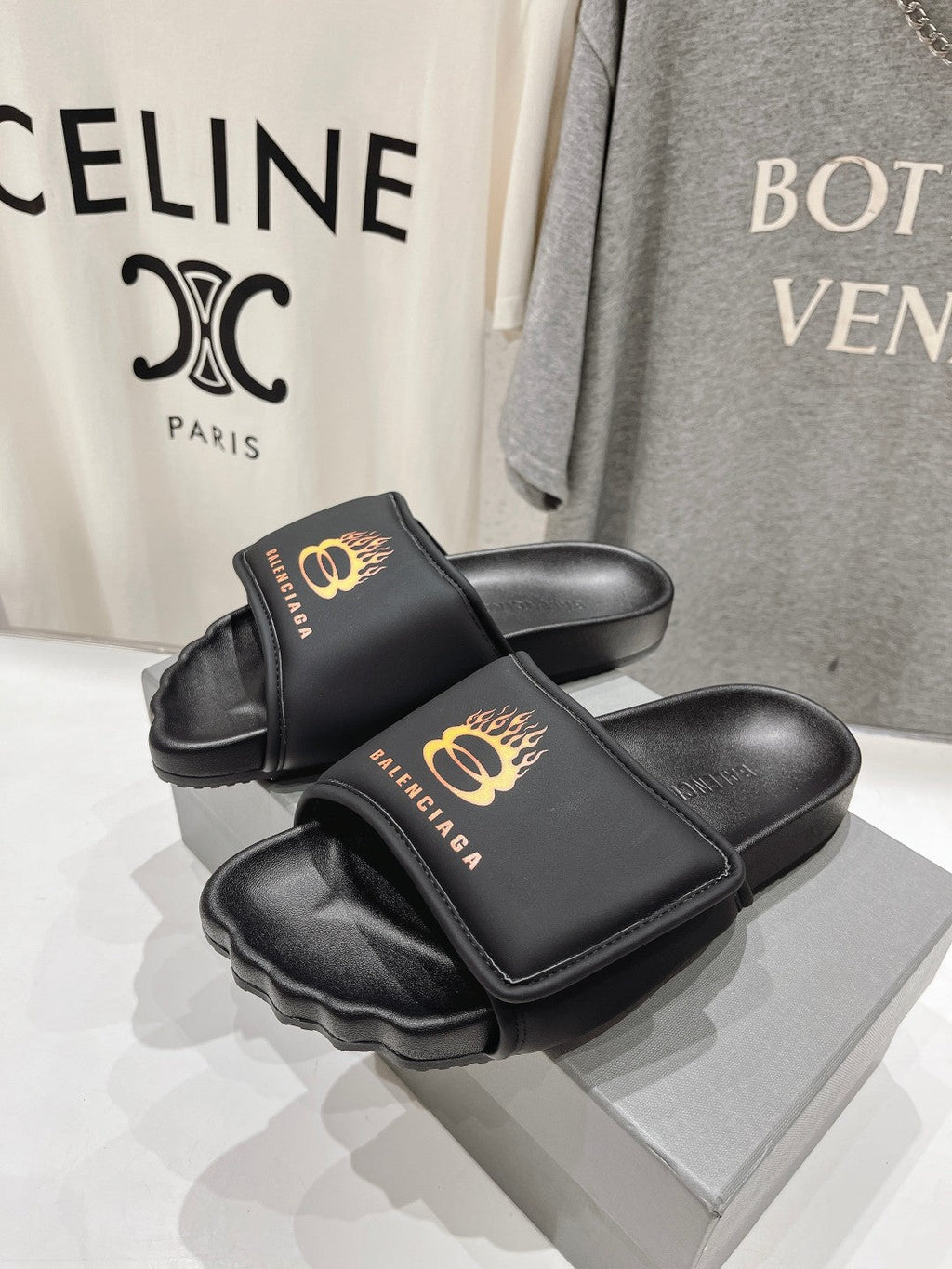 SLIDE SANDALS IN BLACK NYLON AND RUBBER YELLOW PRINT